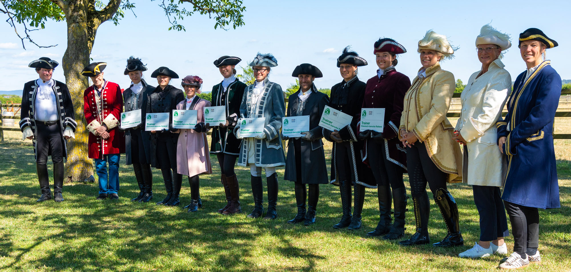 Neue Trainer im Barockreiten Richard Hinrichs (Prüfungskommissionsvorsitzender), Klaus Jürgen Scheele (Prüfer), Laura Angele, Stephanie Friebe, Melanie Groß, Lara Hauer, Sonja Herrmann, Lars Morneweg, Alexandra Stärk, Paulina Ulherr, Anne Wölert (Lehrgangsleiterin), Cora Feldmann (Prüferin), Frederike Plagmann (Prüferin FN)
